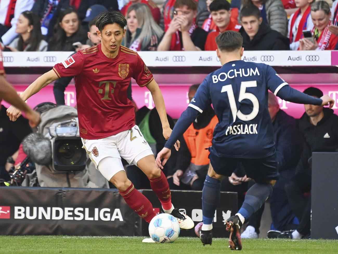ボーフム戦で競り合うバイエルン・ミュンヘンの伊藤（左）（共同）