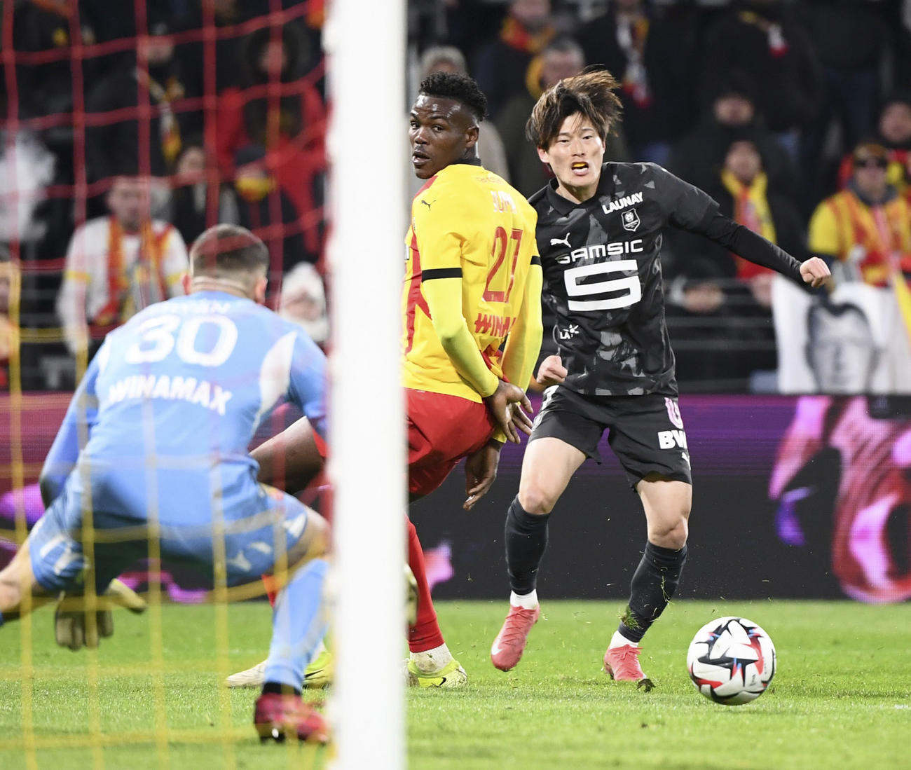 RCランス戦の後半、プレーするレンヌの古橋（右）（共同）