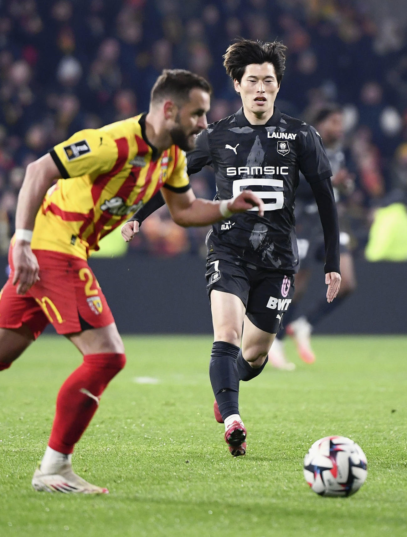RCランス戦の後半、プレーするレンヌの古橋（右）（共同）