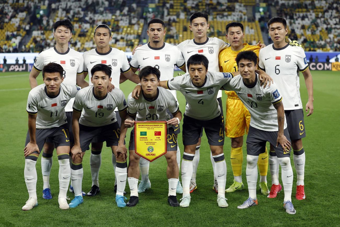 試合前、集合写真を撮る中国の選手たち（ロイター）