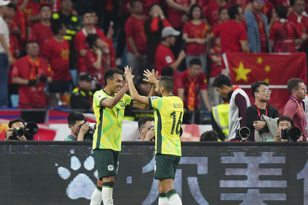 中国に勝利し喜ぶオーストラリア選手（AP）