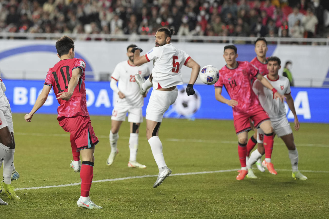 左足で先制ゴールを決める韓国代表イ・ジェソン（AP）