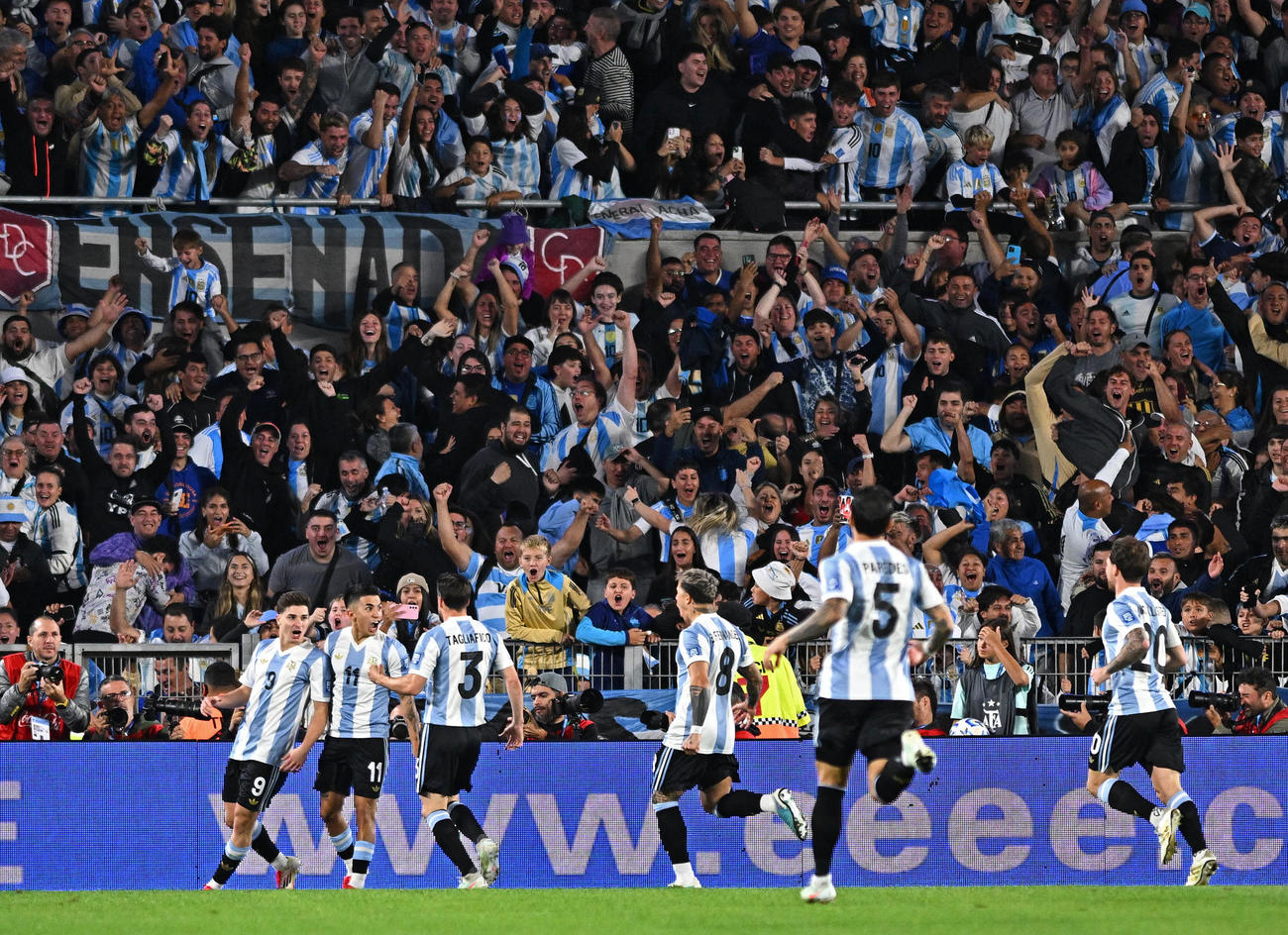 ブラジル戦で先制点を決めたアルゼンチンのフリアン・アルバレスと選手たち（２０２５年３月２５日、ロイター）