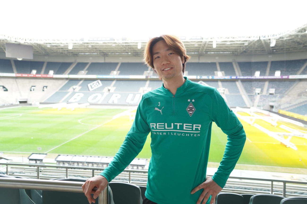 取材に応じたボルシアMG所属の日本代表DF板倉滉（撮影・佐藤成）