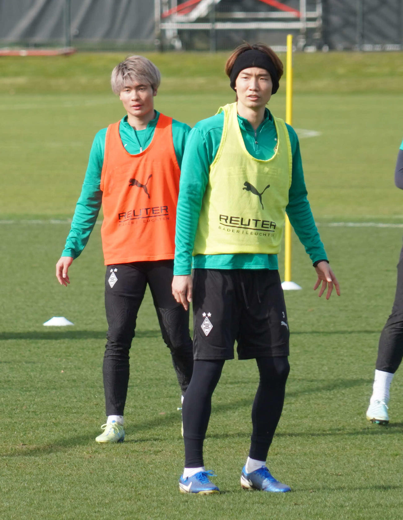 トレーニングに臨んだドイツ1部ボルシアMG所属のFW福田師王（左）と日本代表DF板倉滉（撮影・佐藤成）
