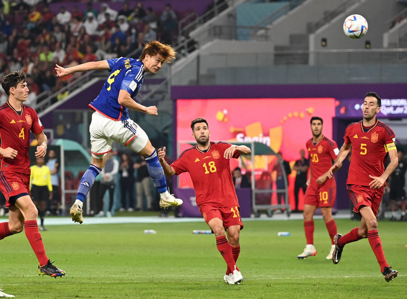 22年12月、W杯カタール大会　1次リーグE組　日本対スペイン　後半、シュートを放つ板倉（左から2人目）