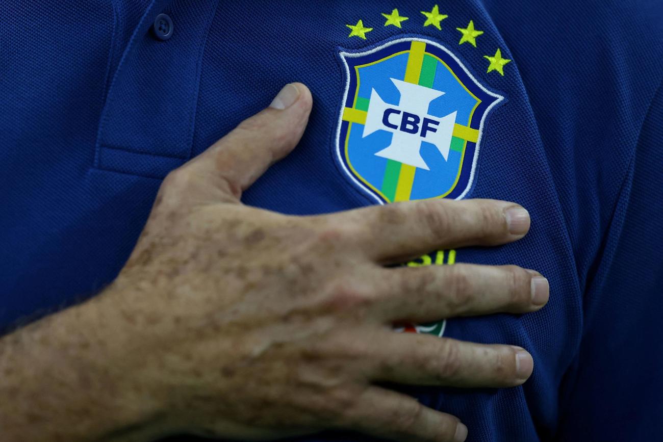 コロンビア戦前に胸に手を当てるブラジル代表のドリバルジュニオール監督（２０２５年３月20日、ロイター）