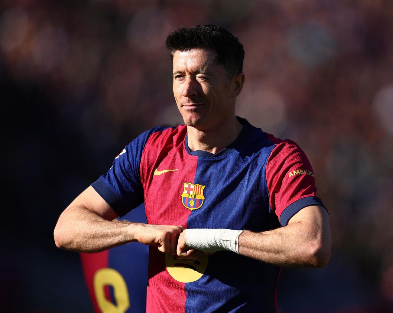 ゴールを挙げてポーズを決めるレバンドフスキ（ロイター）