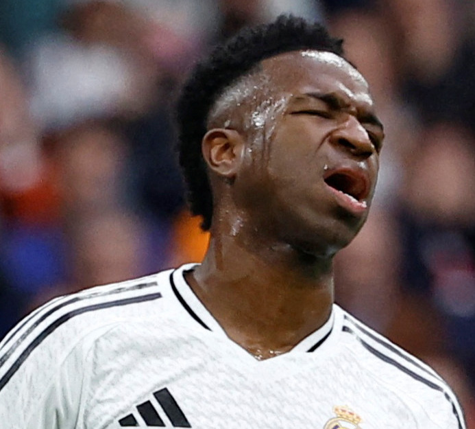 バレンシア戦でPKをセーブされ悔しがるレアル・マドリードFWビニシウス（ロイター）