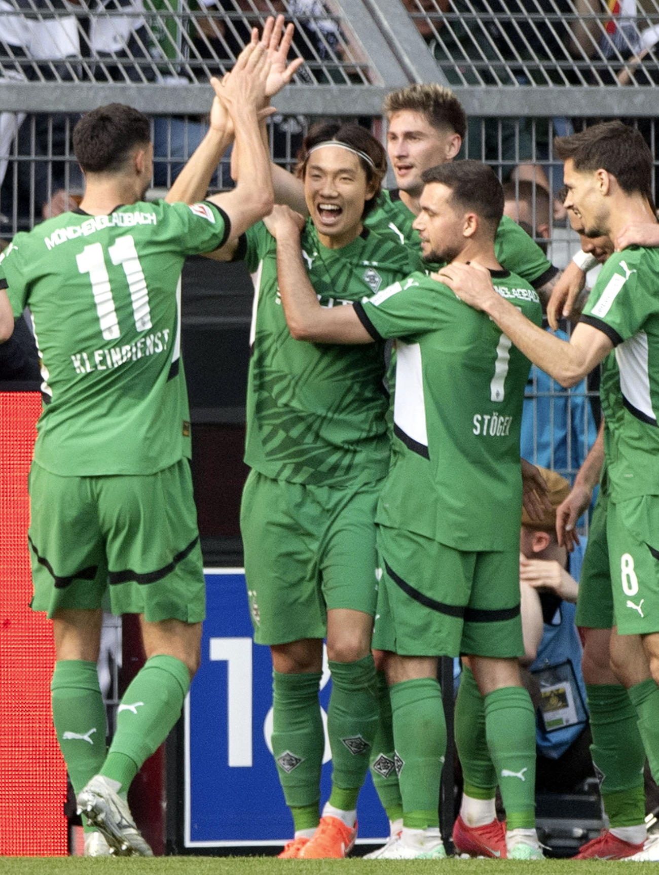 ドルトムント戦の前半、先制ゴールを決め、祝福されるボルシアMG板倉（左から2人目）（共同）
