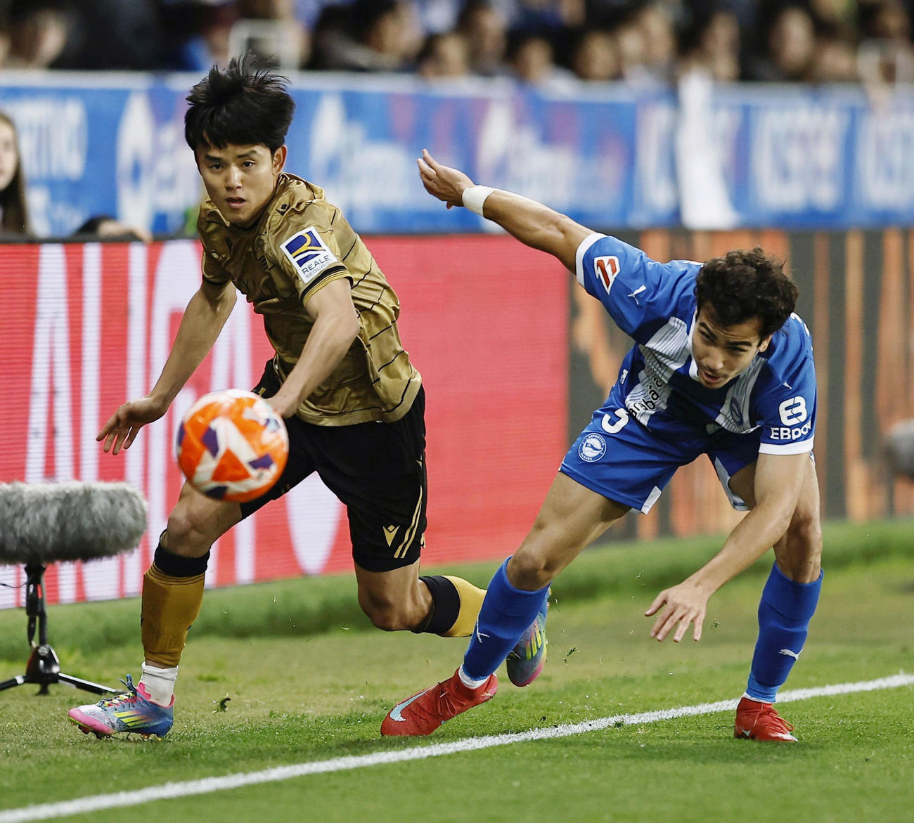 アラベス戦で攻め込むレアル・ソシエダードの久保（左）（共同）