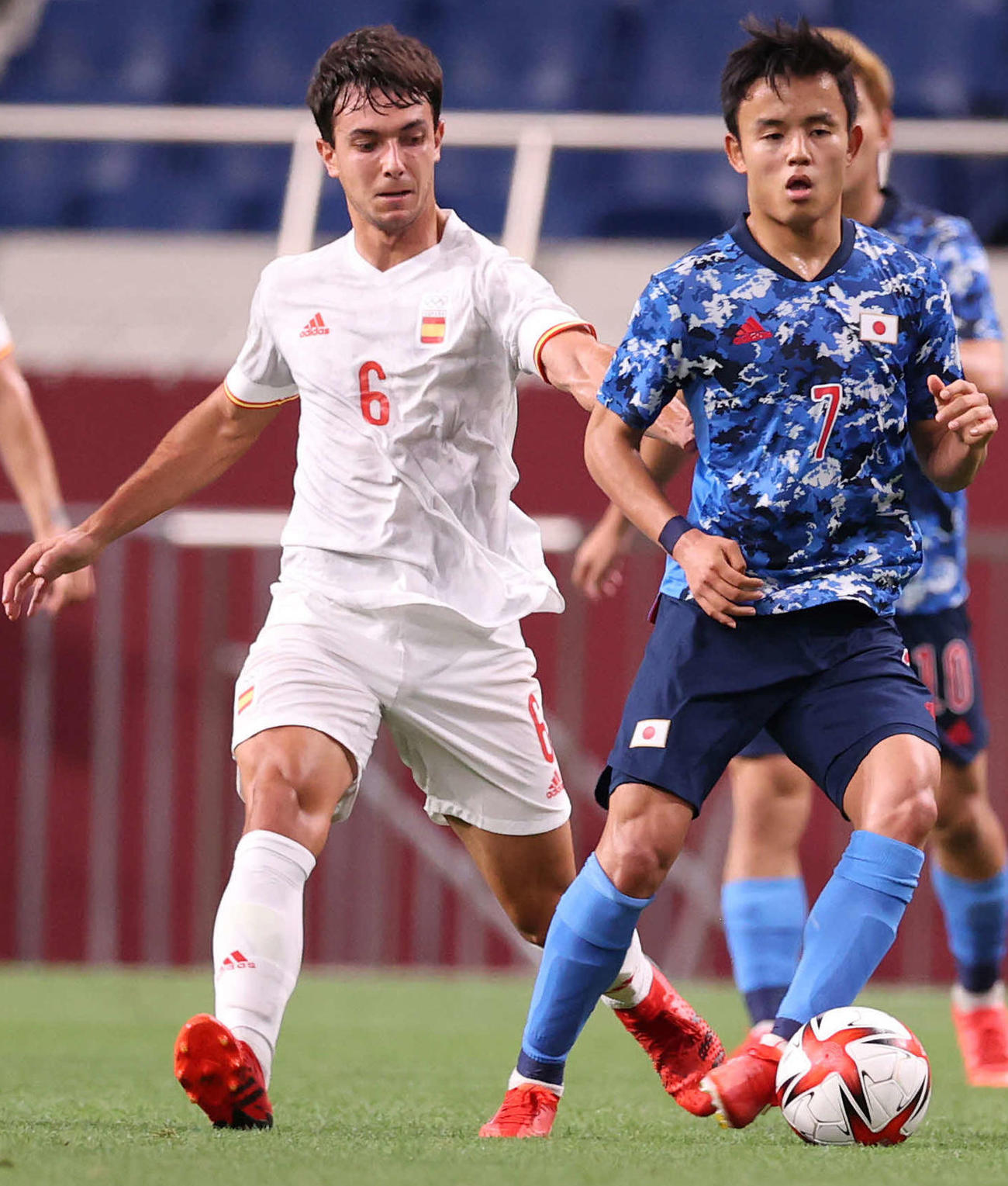 東京五輪スペイン対日本戦で対戦した久保建英（右）とマルティン・スビメンディ（2021年8月撮影）