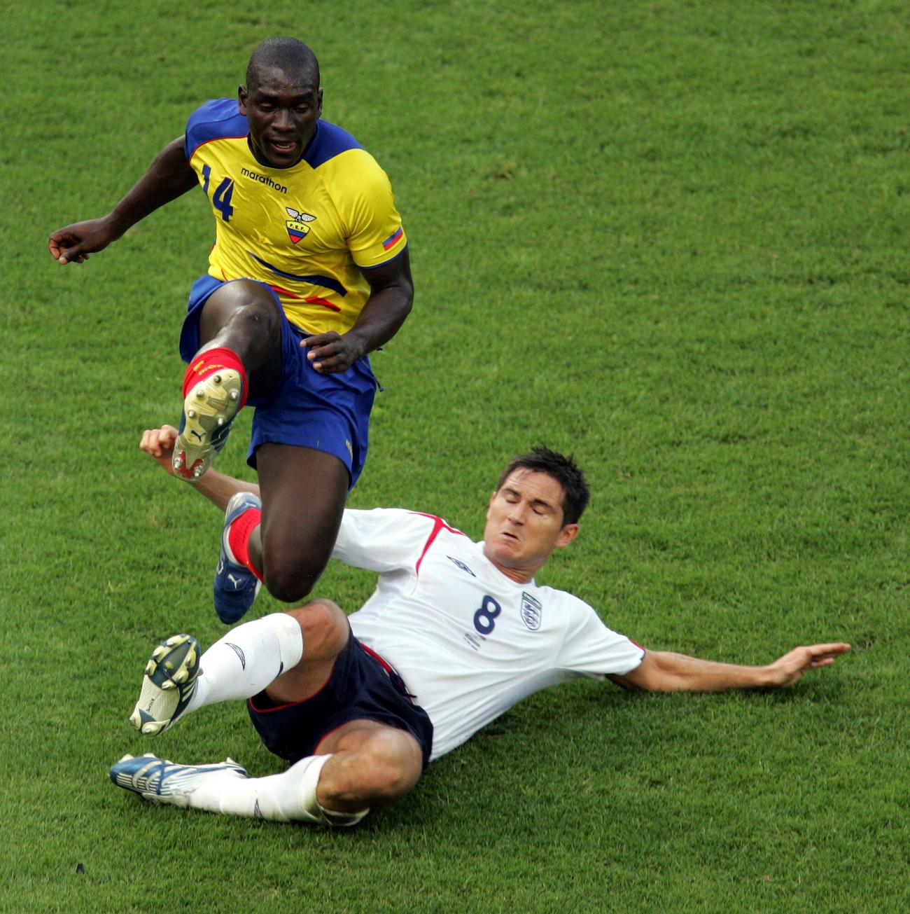 2006W杯ドイツ大会　イングランド対エクアドル　フランク・ランパード（右）のスライディングタックルを受けるセグンド・カスティージョ（2006年6月25日撮影）