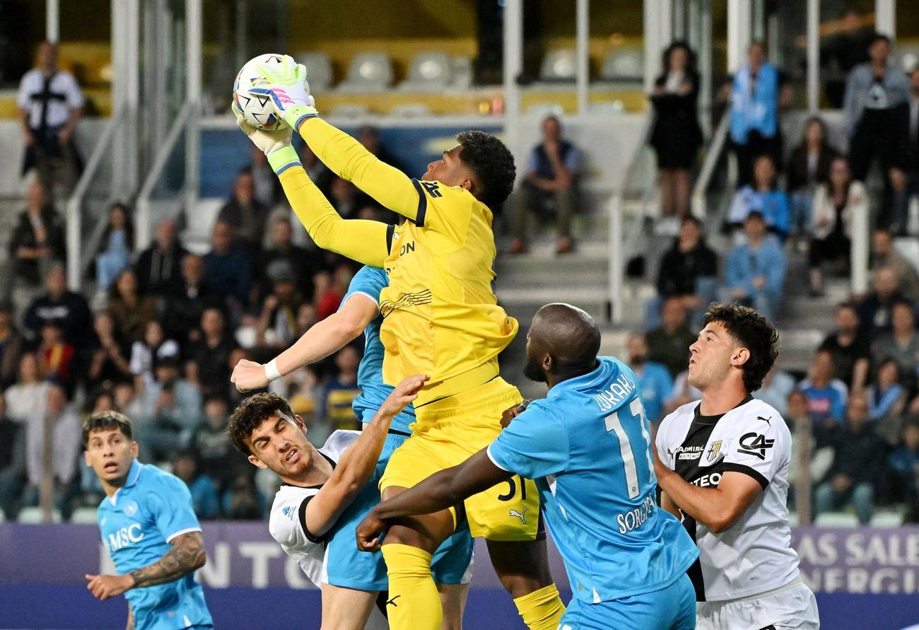 飛び出してボールをキャッチする鈴木（ロイター）