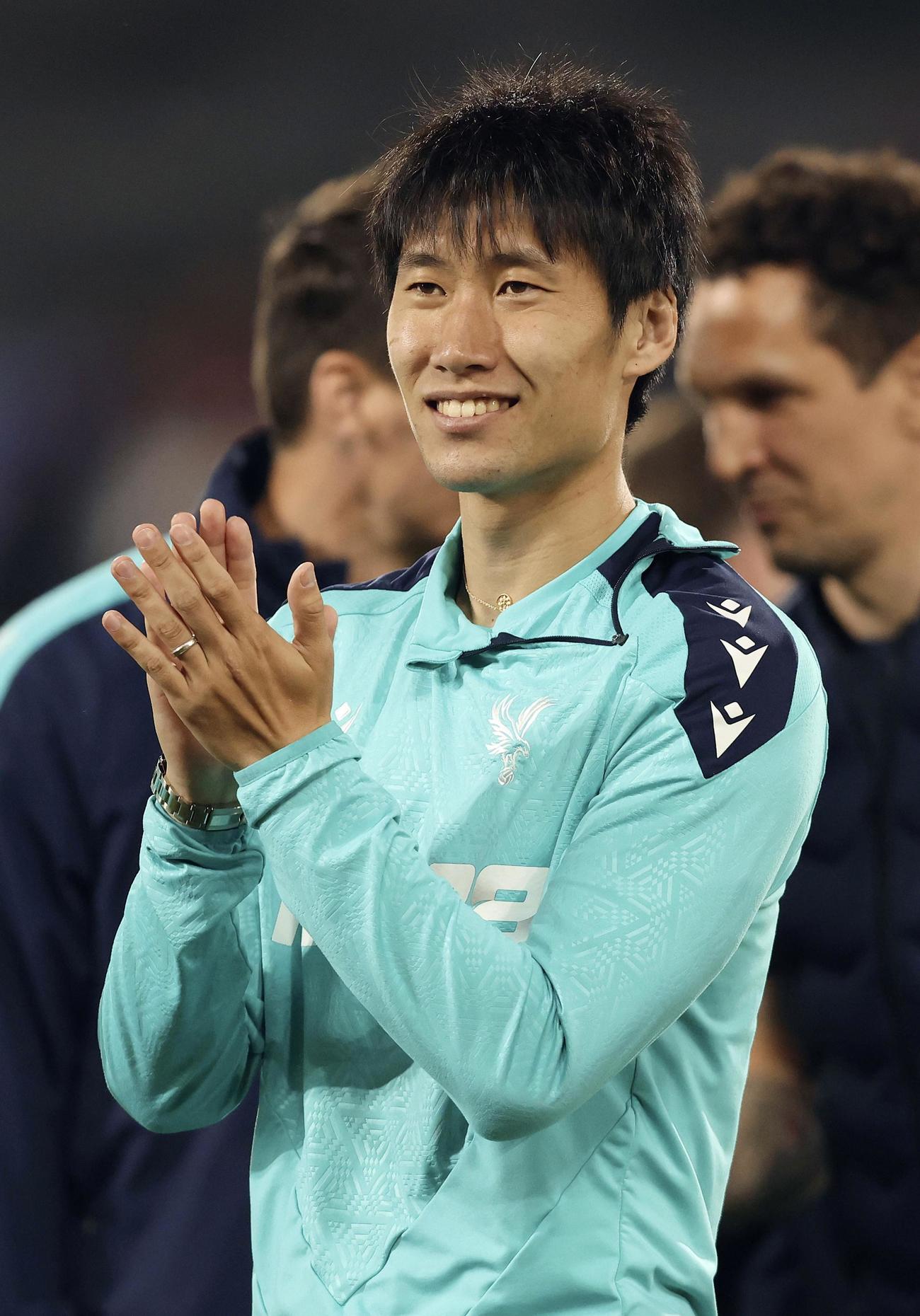 試合後、笑顔で歓声に応えるクリスタルパレスの鎌田（共同）