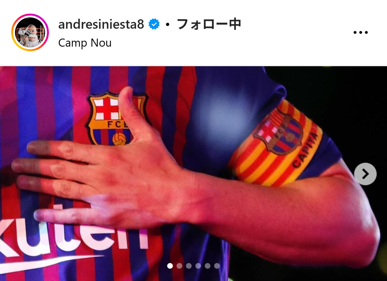 バルセロナのユニホームを着て左胸に手を当てるイニエスタさん（インスタグラムから）