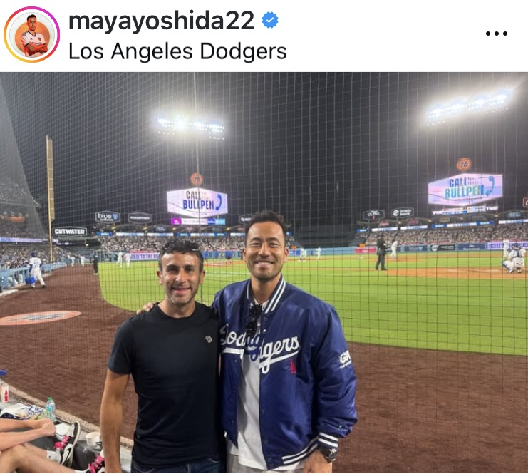 ドジャースブルーのジャンパーを着て笑顔を見せる吉田麻也（インスタグラムから）