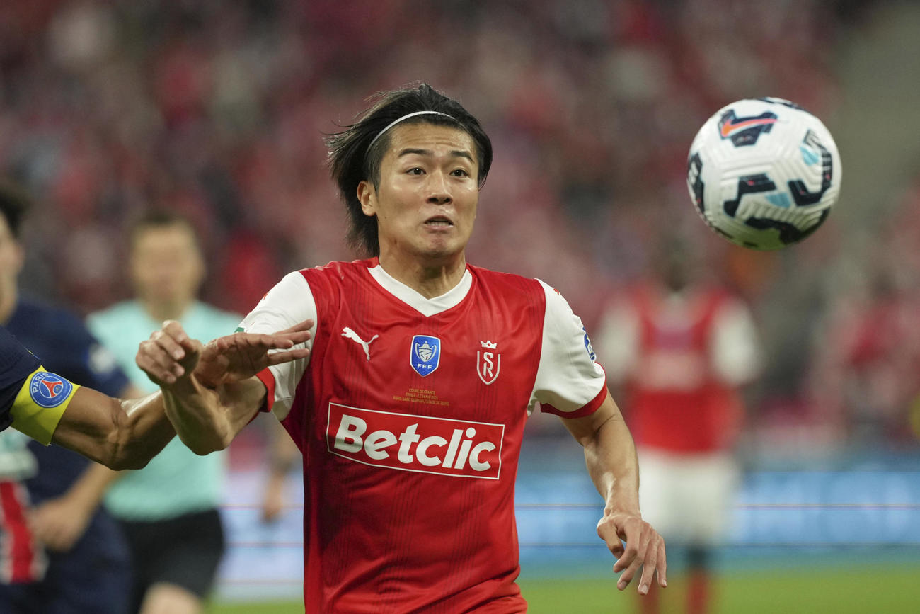 フランス杯　パリSGとの決勝でボールを追うSランスのMF中村敬斗（AP）