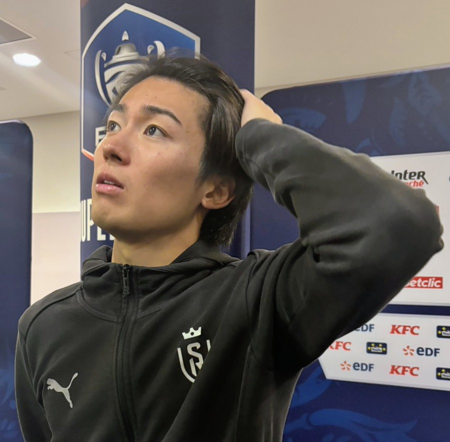 フランス杯の決勝後、取材に応じるSランスのMF中村敬斗（撮影・松本愛香通信員）