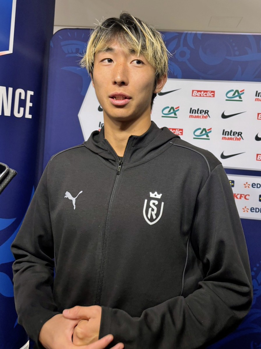 フランス杯の決勝後、取材に応じるSランスのDF関根大輝（撮影・松本愛香通信員）