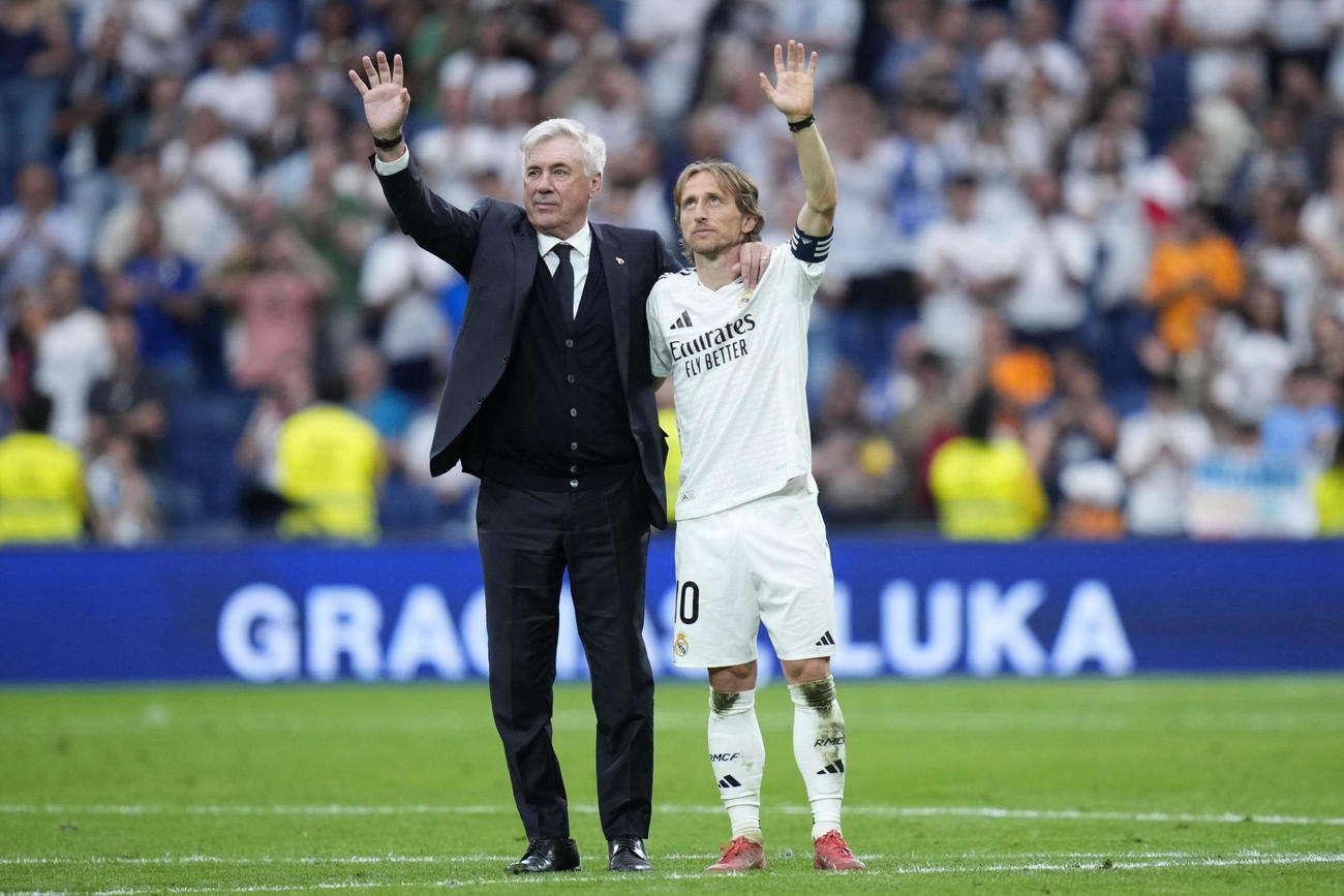試合後手を振るアンチェロッティ監督（左）とモドリッチ（AP）