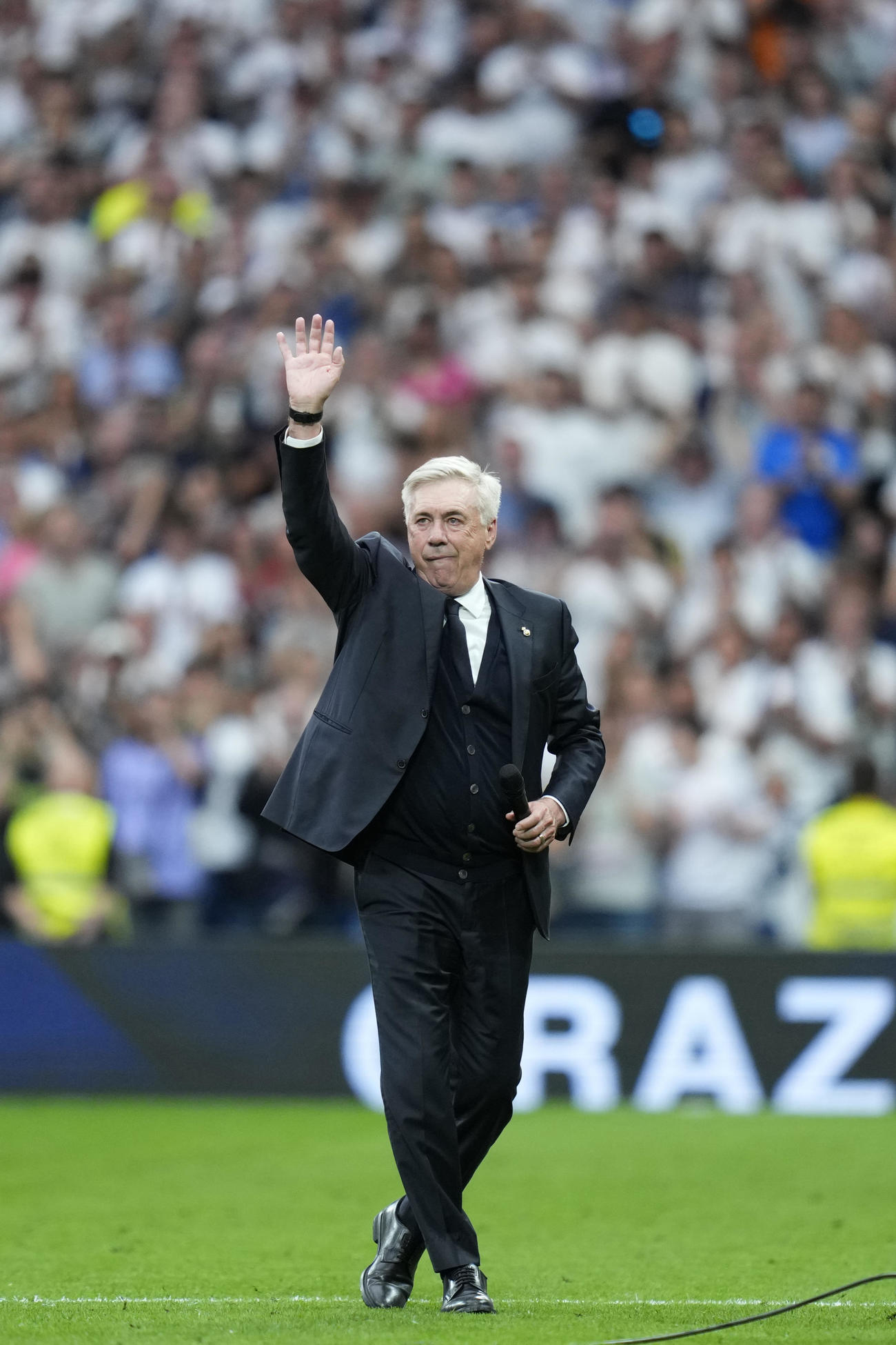 試合後に手を振るレアル・マドリードのアンチェロッティ監督（AP）
