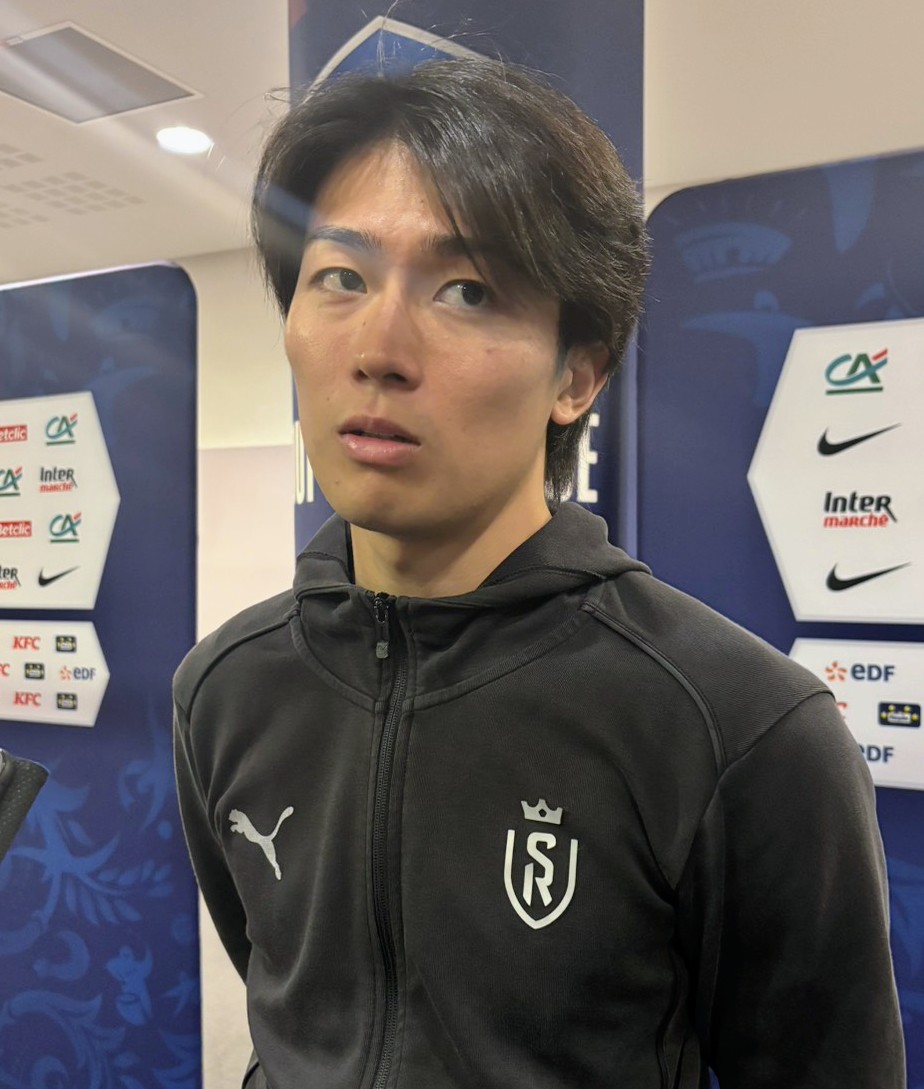フランス杯の決勝後、取材に応じるSランスのMF中村敬斗（撮影・松本愛香通信員）