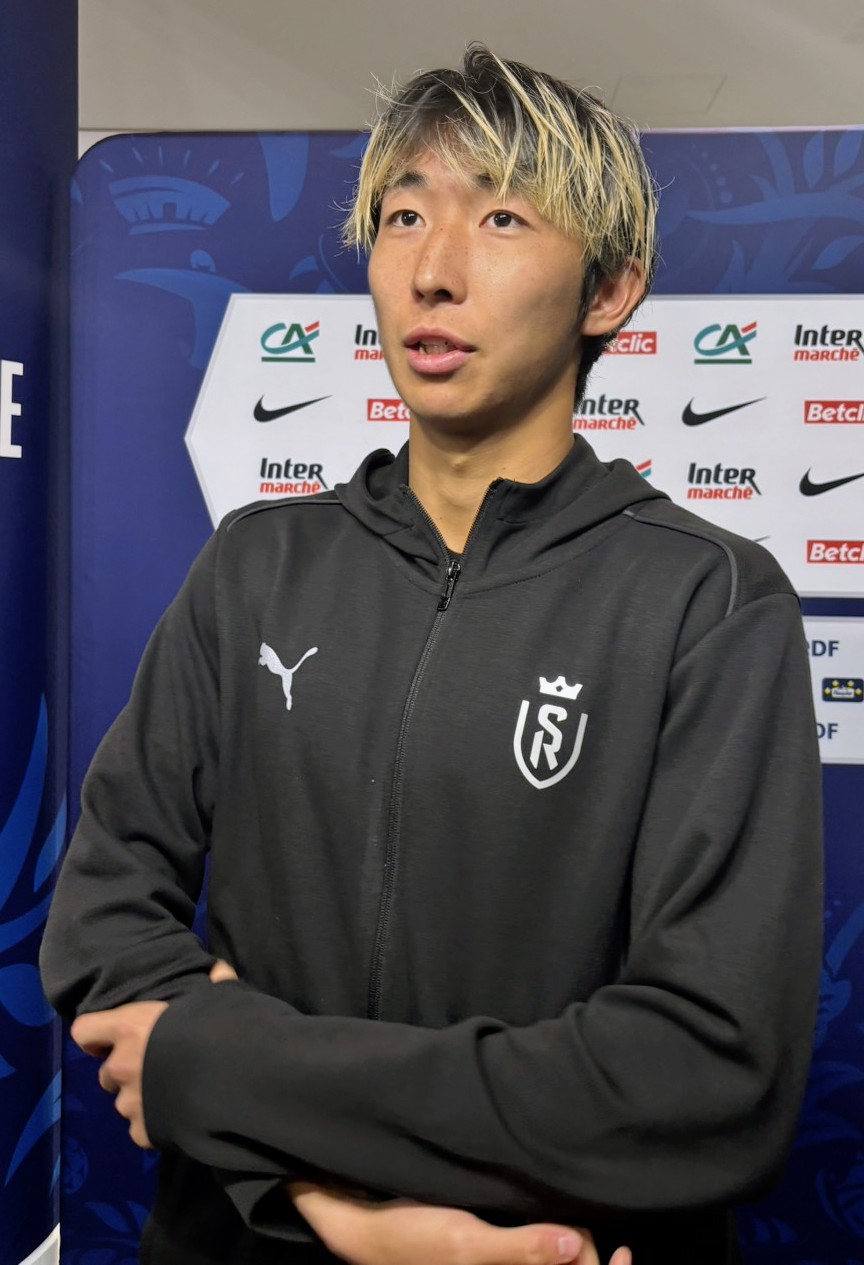 フランス杯の決勝後、取材に応じるSランスのDF関根大輝（撮影・松本愛香通信員）
