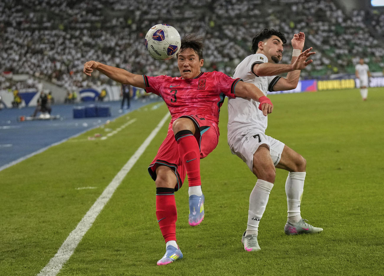 韓国対イラク、競り合う韓国のイ・テソク（左）（AP）