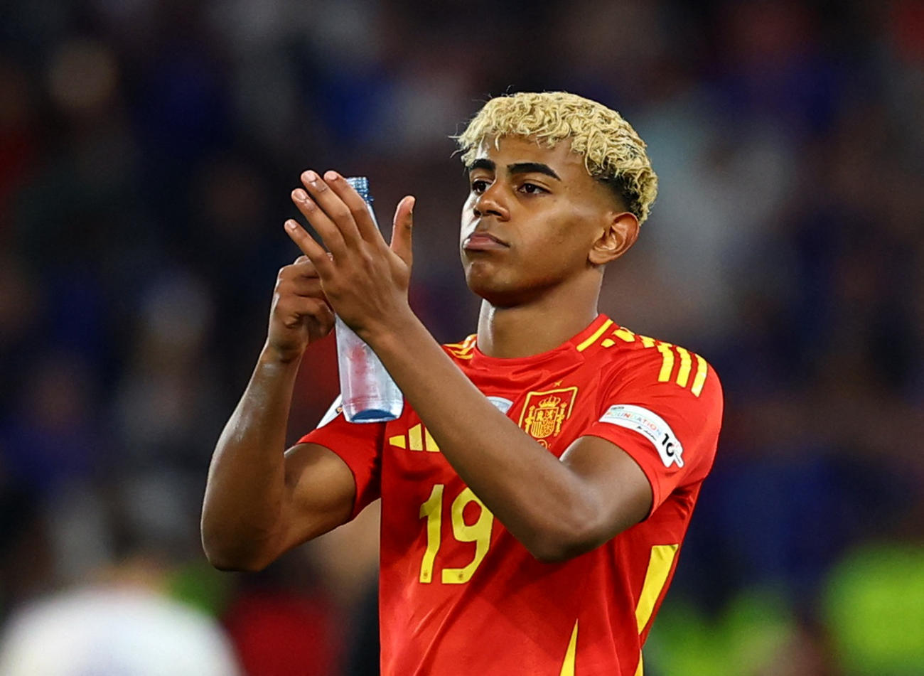 スペイン対フランス　試合後にファンに拍手を送るスペイン代表ヤマル