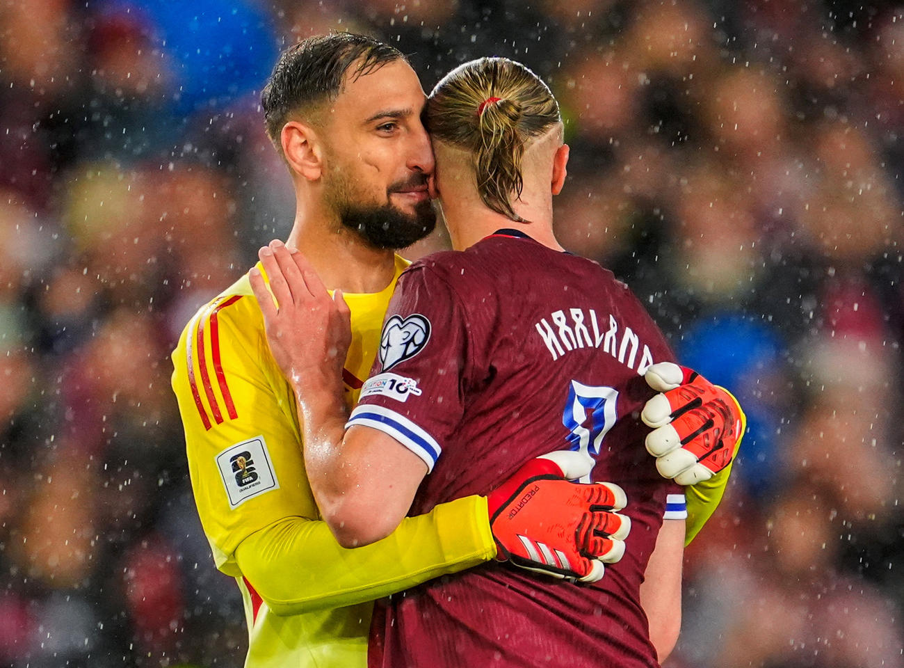 試合後、イタリアGKドンナルンマと抱き合うノルウェーFWハーランド（右）（ロイター）