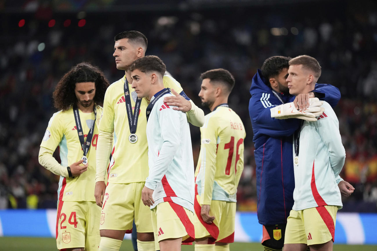 欧州ネーションズリーグ決勝でポルトガルに敗れ、肩を落とすスペインイレブン（AP）