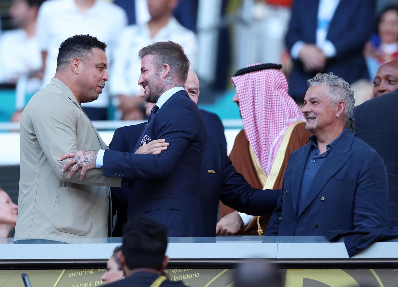 クラブW杯の開幕戦で旧交を温めるロナウド氏（左）とベッカム氏（中央）。右はロベルト・バッジョ氏（ロイター）
