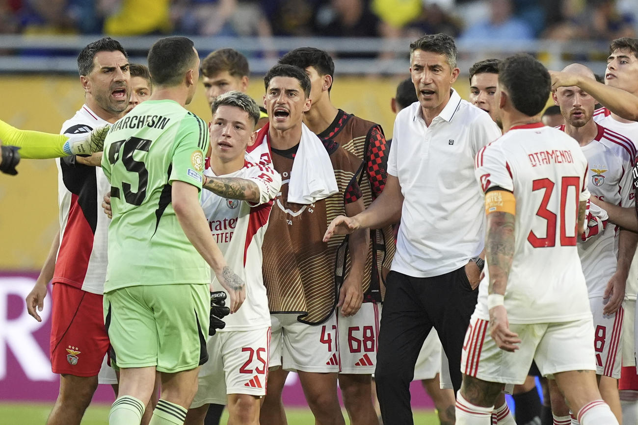 試合後に荒れた様子のベンフィカの選手たち（AP)