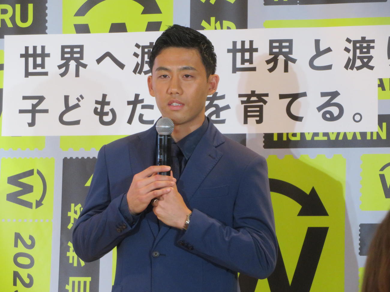 留学支援プロジェクト「SEKAI NI WATARU PROJECT」の発表会見を行った遠藤航（撮影・佐藤成）