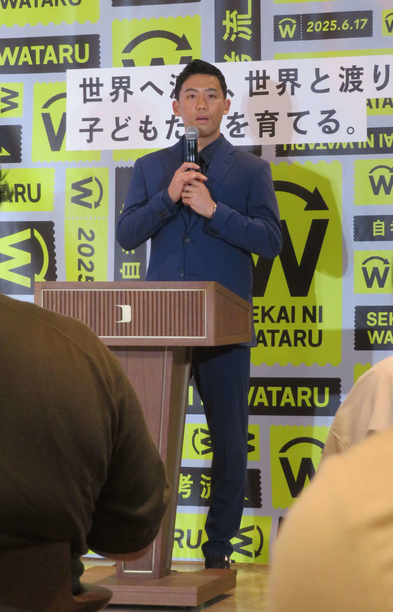 留学支援プロジェクト「SEKAI NI WATARU PROJECT」の発表会見を行った遠藤航（撮影・佐藤成）