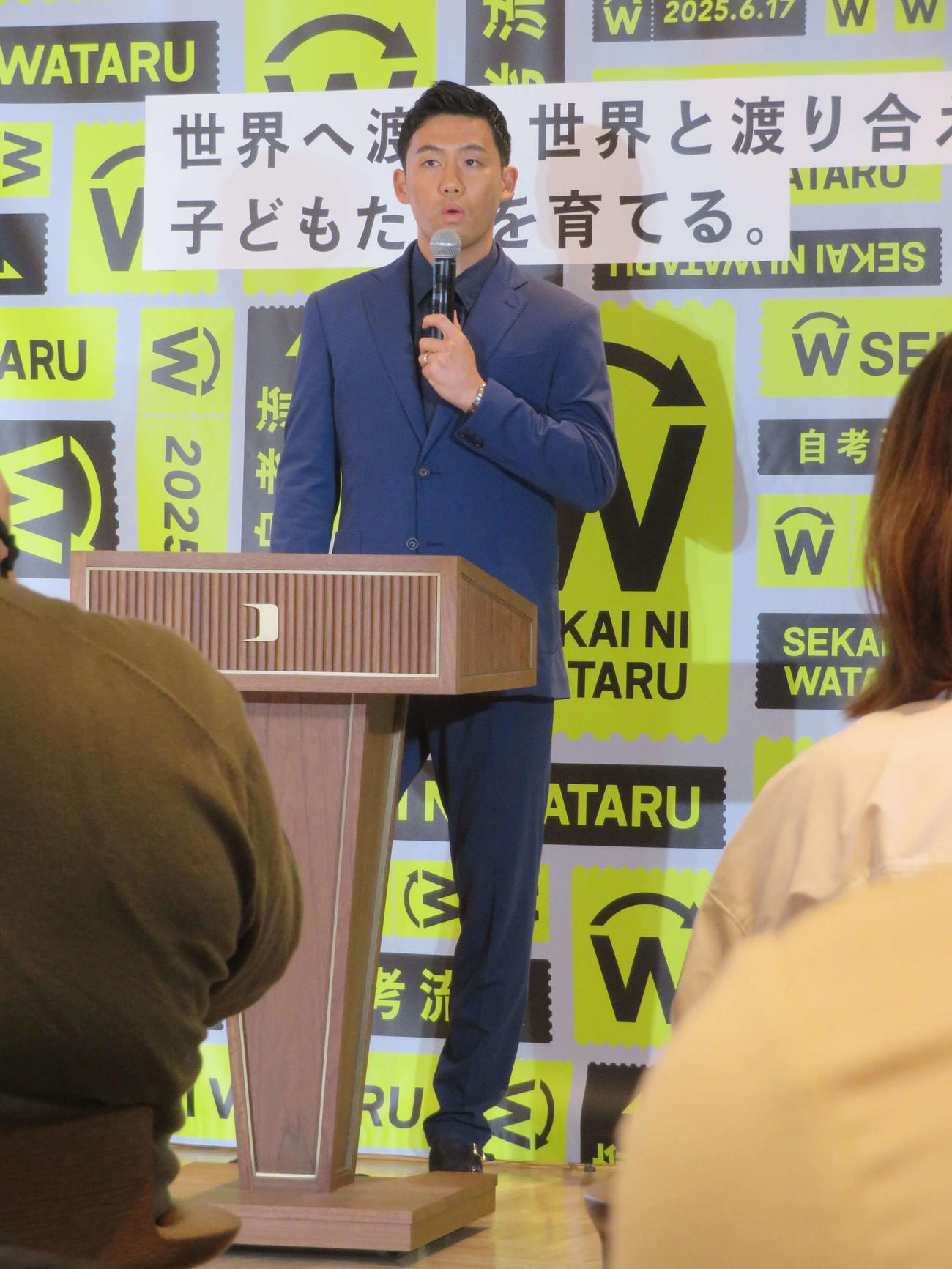 留学支援プロジェクト「SEKAI NI WATARU PROJECT」の発表会見を行った遠藤航（撮影・佐藤成）