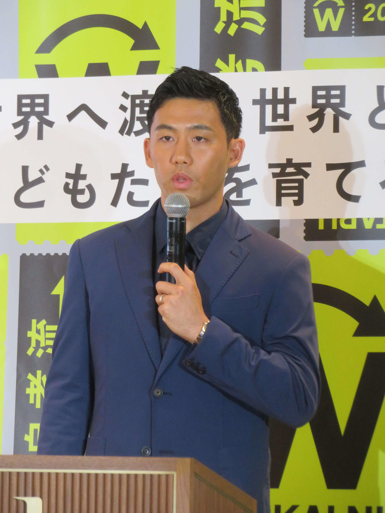留学支援プロジェクト「SEKAI NI WATARU PROJECT」の発表会見を行った遠藤航（撮影・佐藤成）