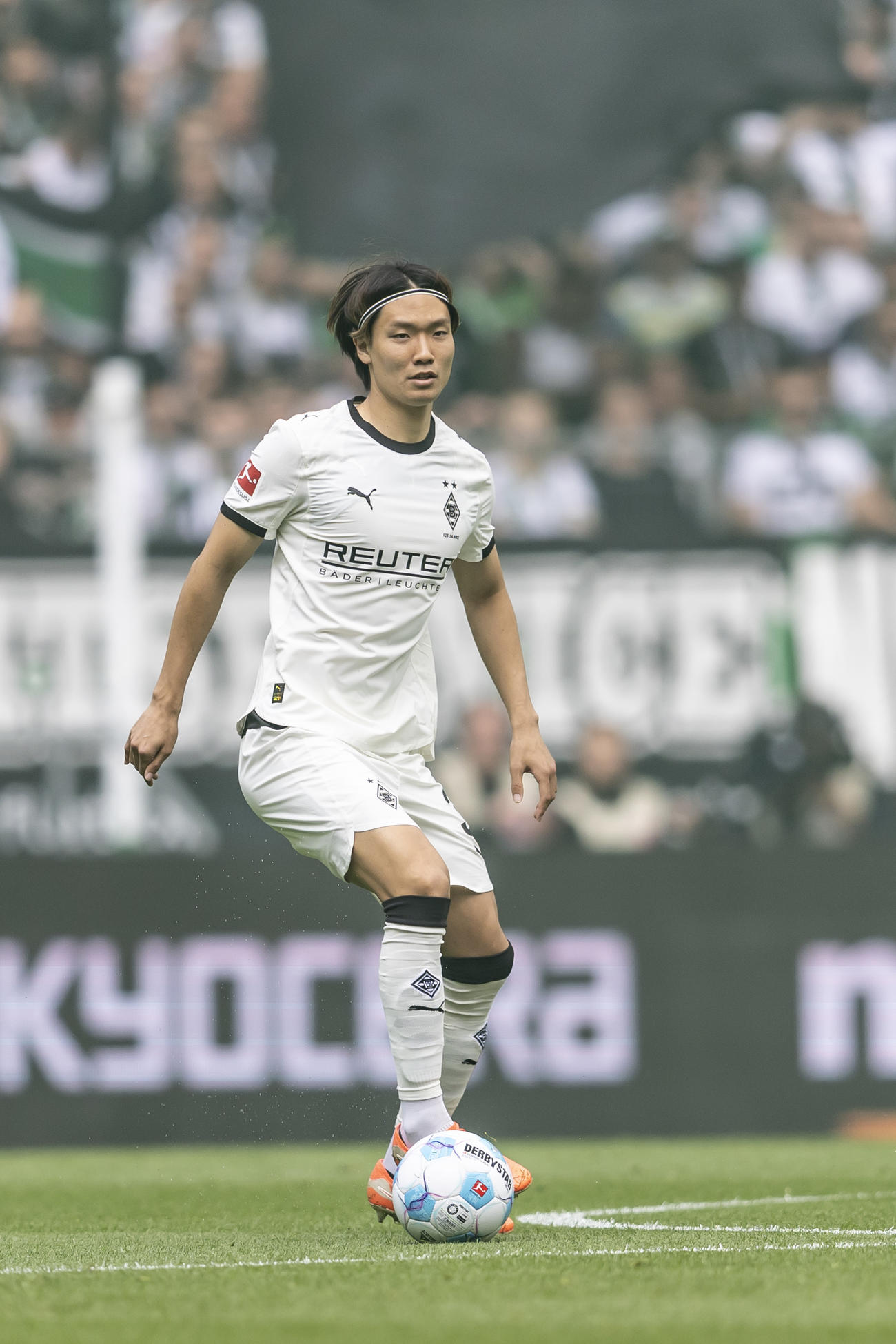 ボールを運ぶドイツ1部メンヒェングラッドバッハの日本代表DF板倉滉（クラブ提供）