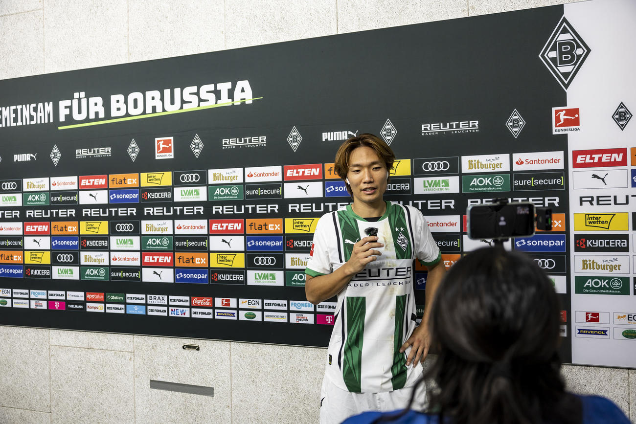 取材に応じるドイツ1部メンヒェングラッドバッハの日本代表DF板倉滉（クラブ提供）