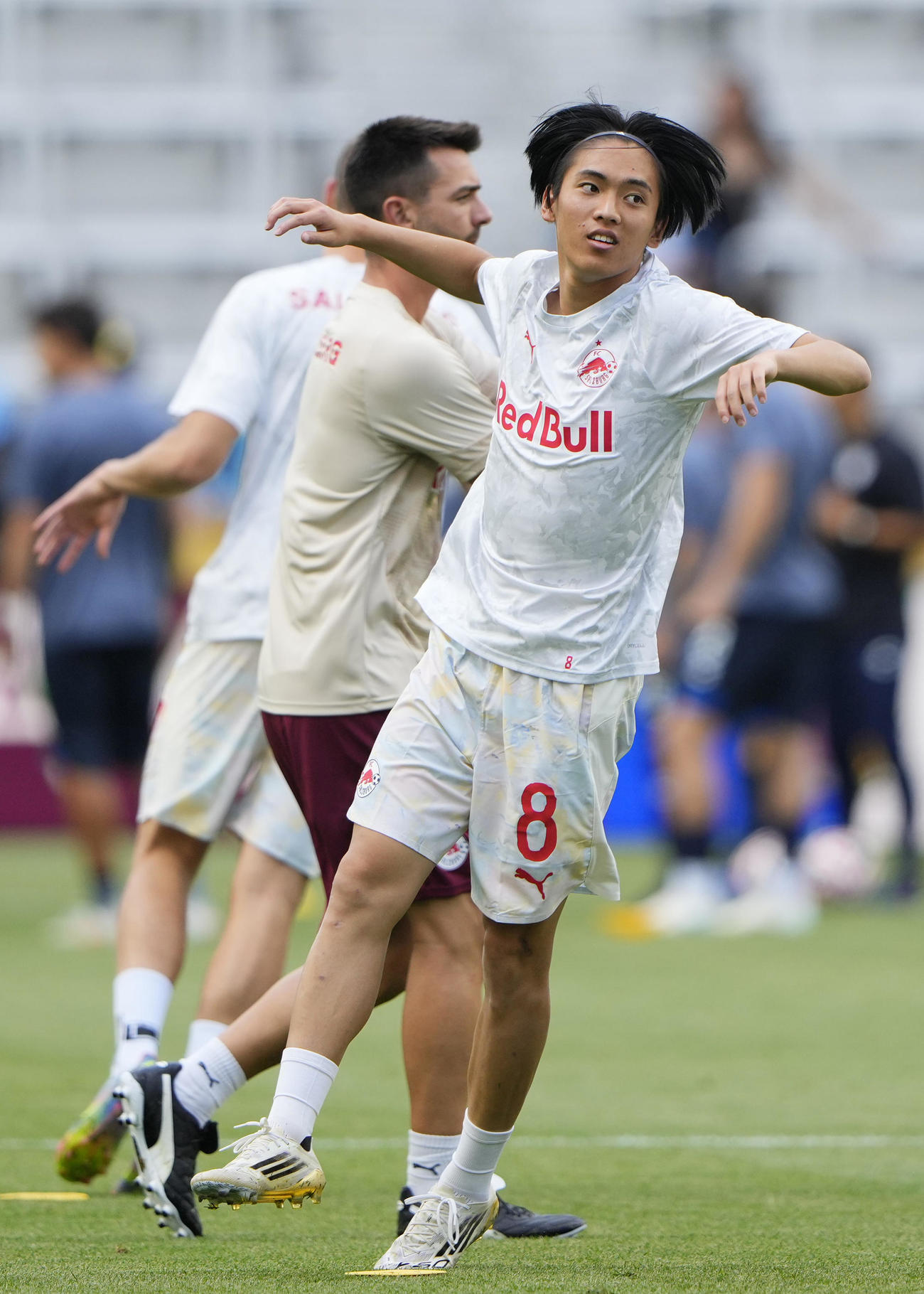 パチューカ戦を前にウオーミングアップするザルツブルク・北野（共同）