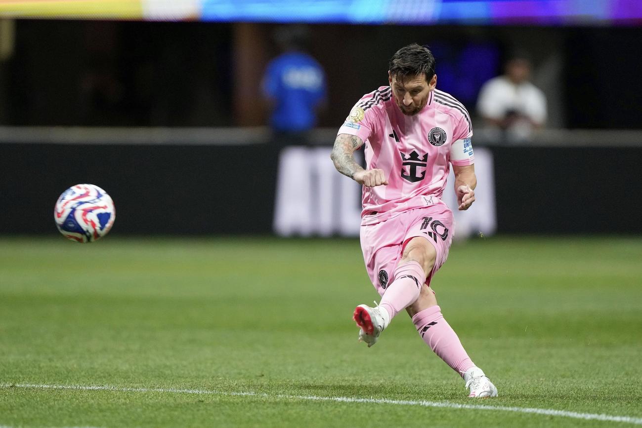 決勝ゴールとなるFKを決めるインテル・マイアミのメッシ（AP）