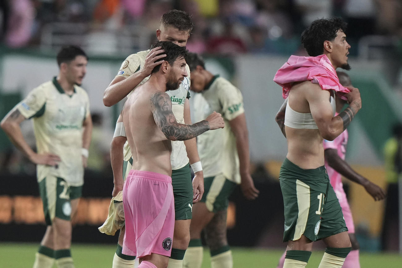試合後にパルメイラスの選手と話すインテル・マイアミのメッシ（左）（中央手前）
