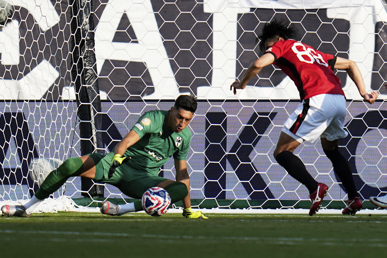 浦和長沼のシュートがGKに阻まれる（AP）
