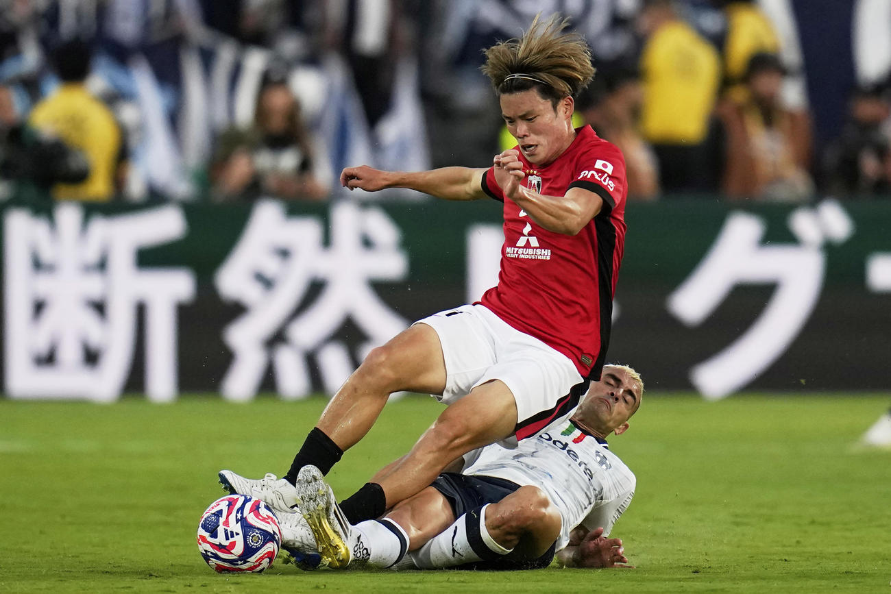 モンテレイ戦で競り合う浦和二田（AP)