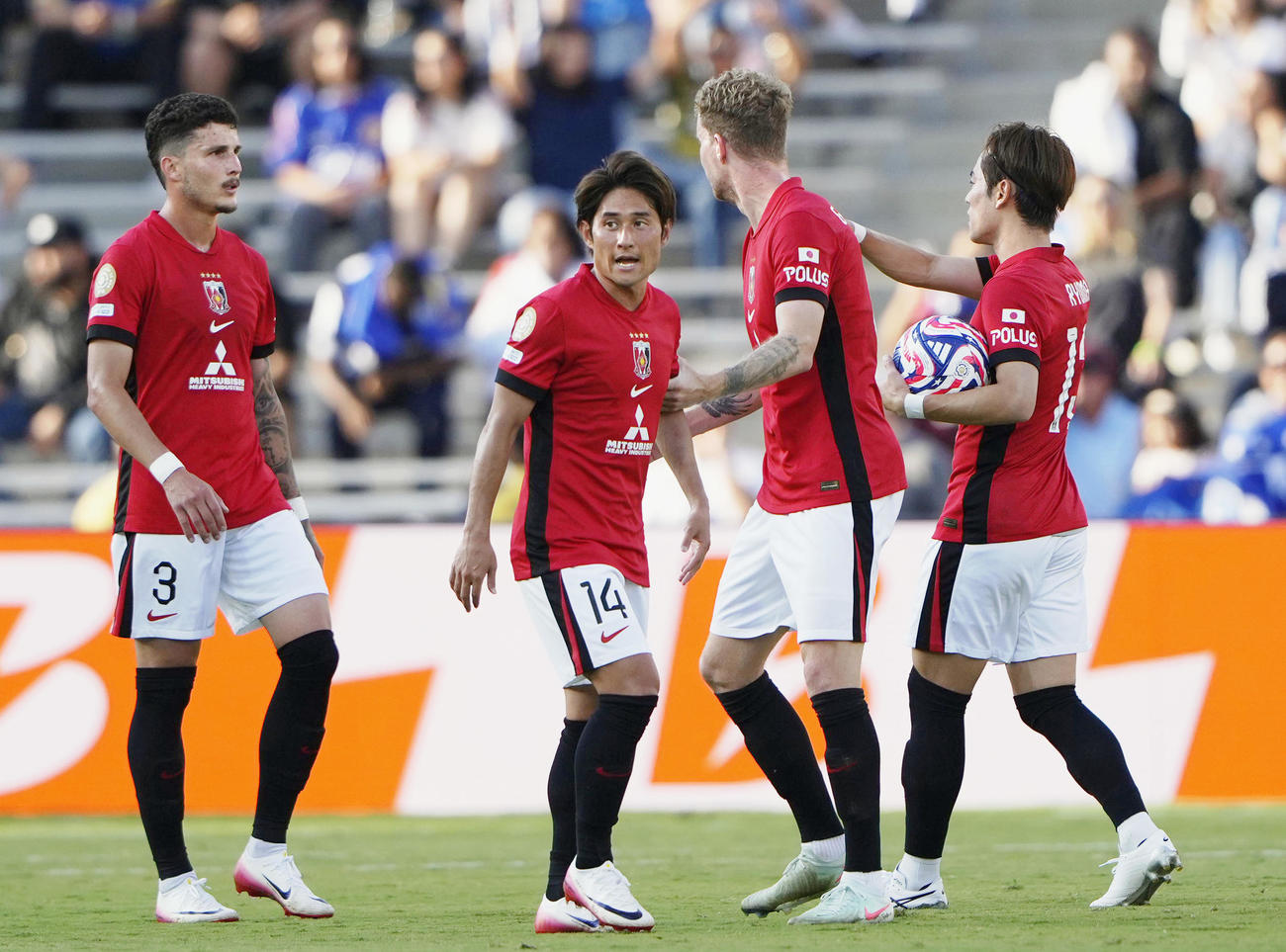 浦和－モンテレイ　前半、モンテレイに先制され、厳しい表情の浦和関根（左から2人目）ら（共同）