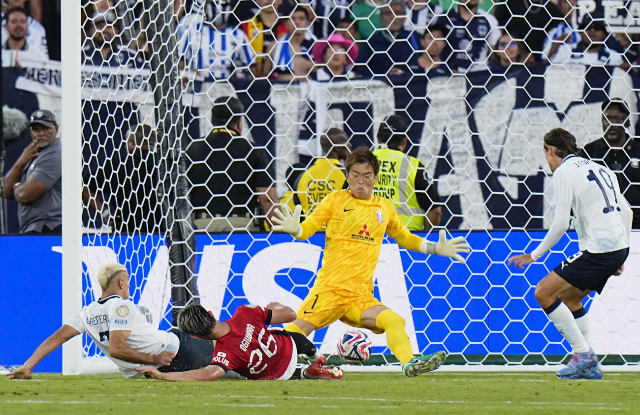 試合終了間際、モンテレイに4点目のゴールを決められる浦和・GK西川（共同）
