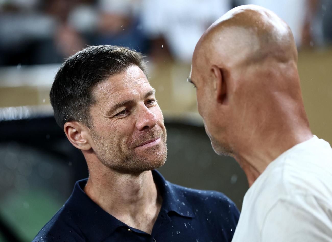 試合に臨むＲマドリードのシャビ・アロンソ監督（左）（ロイター）
