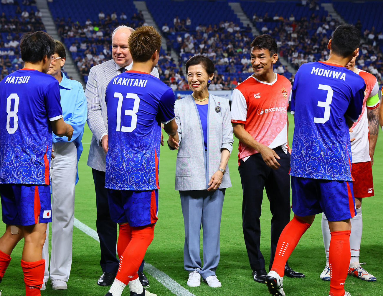 日本レジェンド対モナコレジェンド　選手と握手を交わされる高円宮妃久子殿下。中央右は中田英寿さん（撮影・藤尾明華）