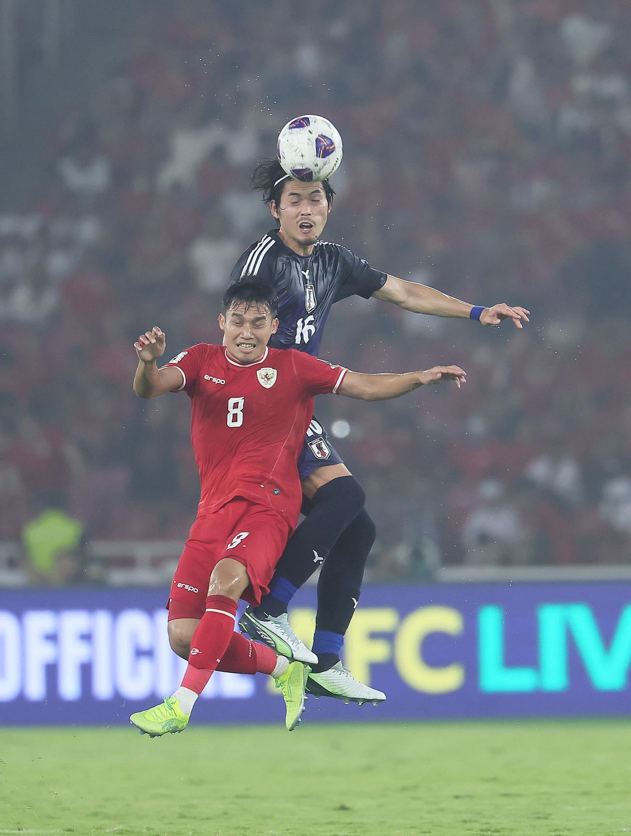 日本対インドネシアでヘディングでサユリ（手前）と競り合う町田＝2024年11月